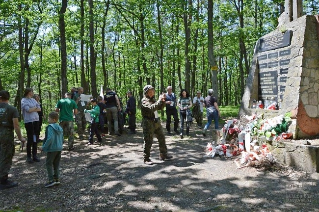 Uczestnicy zatrzymywali się w miejscach pamięci.