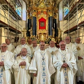 Za pół wieku kapłaństwa dziękowali u Pani Cierpliwie Słuchającej