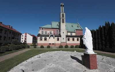 Matka Boża zza drutów. Jakie tajemnice skrywała drewniana figurka Matki Bożej, przemycona z obozu Auschwitz?