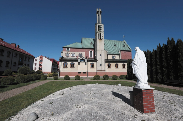 Matka Boża zza drutów. Jakie tajemnice skrywała drewniana figurka Matki Bożej, przemycona z obozu Auschwitz?
