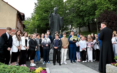 Przy pomniku patrona.  