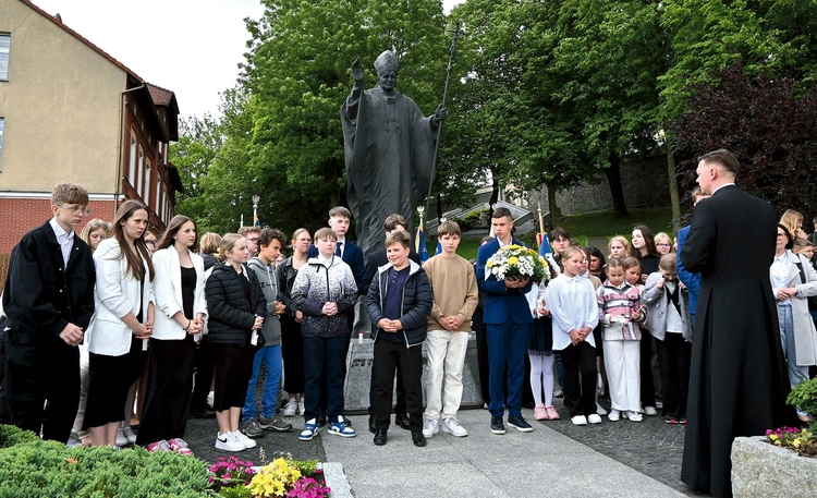 Przy pomniku patrona.  