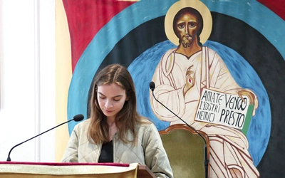 Przed wyjściem do parafian grupa w salce odmawia nieszpory.