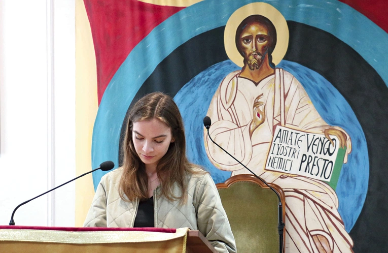 Przed wyjściem do parafian grupa w salce odmawia nieszpory.