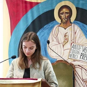 Przed wyjściem do parafian grupa w salce odmawia nieszpory.