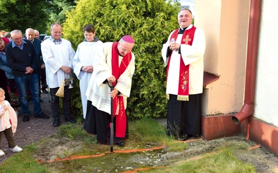 Pierwsze wbicie szpadla w ziemię.