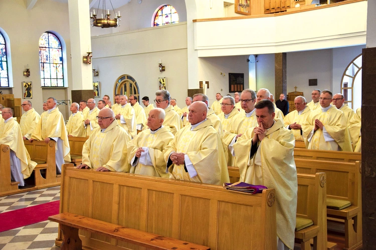 W pielgrzymce uczestniczyło ok. 100 księży.