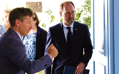 Prorektor UO prof. Daniel Pietrek (L) wprowadza ambasadora Břetislava Dančáka (P) do Błękitnej Auli UO. 