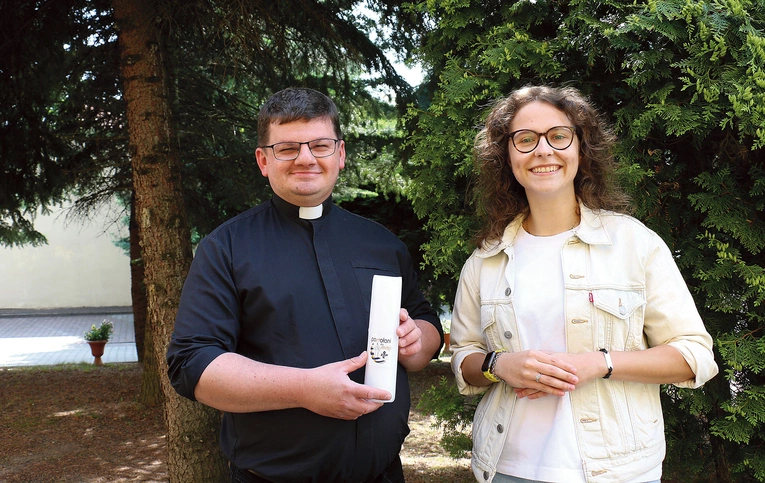 Ks. Paweł Krasiński i Karolina Majchrzak nie wyobrażają sobie wakacji bez wyjazdów z młodzieżą.