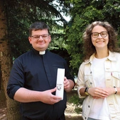 Ks. Paweł Krasiński i Karolina Majchrzak nie wyobrażają sobie wakacji bez wyjazdów z młodzieżą.