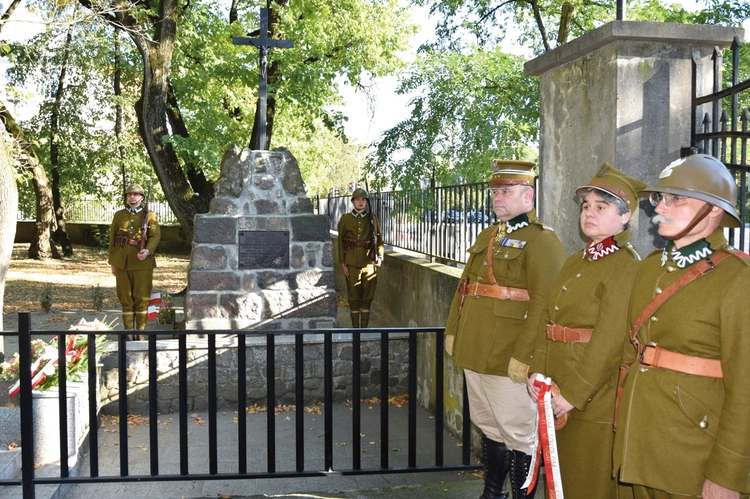 Co roku w okolicy 15 sierpnia członkowie stołecznego gniazda Sokoła modlą się przy pomniku przy sanktuarium MB Różańcowej na Bródnie. Monument poświęcony druhom sokolim został odrestaurowany w 2021 roku ze środków Biura Upamiętniania Walk i Męczeństwa IPN.