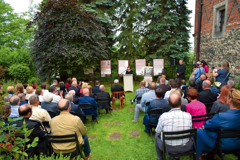   Wernisaż zgromadził wielu gości i stał się okazją do spotkania sztuki z duchowością.  