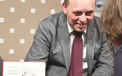 Druga pielgrzymka polskiego papieża do Polski w powszechnej świadomości pozostaje w cieniu pierwszej. Prof. Skibiński szczegółowo odkrywa, jak wielkie były jej skutki dla mieszkańców Polski, dziejów Kościoła i polityki międzynarodowej.