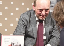 Druga pielgrzymka polskiego papieża do Polski w powszechnej świadomości pozostaje w cieniu pierwszej. Prof. Skibiński szczegółowo odkrywa, jak wielkie były jej skutki dla mieszkańców Polski, dziejów Kościoła i polityki międzynarodowej.