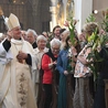 Bp Artur Ważny po Mszy św. poświęcił lilie i chlebki św. Antoniego. 