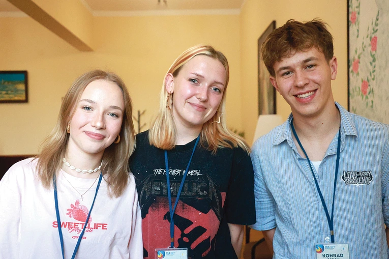 Od lewej: Gabriela, Patrycja i Konrad, trójka z ponad 40 tegorocznych absolwentów MSA.