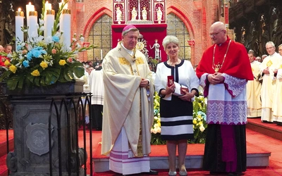 Medalem św. Jadwigi Śl. arcybiskup uhonorował Halinę Dunal.
