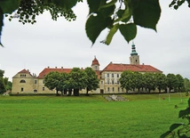 Poklasztorny kompleks  otacza rozległy zielony teren.  