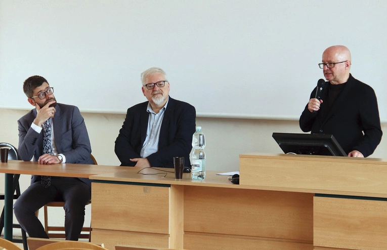 Badacze zastanawiali się, jak pogodzić tytułowe obszary i jak one się przenikają.
