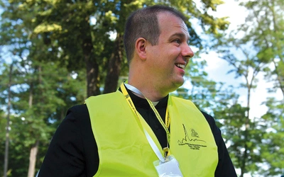 Z Klenicy na Jasną Górę jest ponad 300 km. Po drodze pątnicy mijają takie miejscowości jak: Bojadła, Konotop, Sława i Wschowa, Góra Śląska, Wąsosz, Żmigród, Oleśnica, Namysłów, Olesno. Na zdjęciu: ks. Paweł Mydłowski – diecezjalny duszpasterz rolników i wikariusz parafii pw. Podwyższenia Krzyża Świętego w Otyniu. 