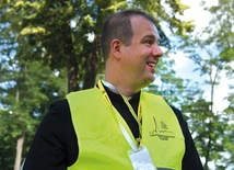 Z Klenicy na Jasną Górę jest ponad 300 km. Po drodze pątnicy mijają takie miejscowości jak: Bojadła, Konotop, Sława i Wschowa, Góra Śląska, Wąsosz, Żmigród, Oleśnica, Namysłów, Olesno. Na zdjęciu: ks. Paweł Mydłowski – diecezjalny duszpasterz rolników i wikariusz parafii pw. Podwyższenia Krzyża Świętego w Otyniu. 