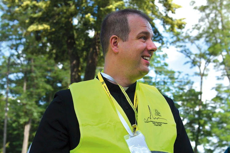 Z Klenicy na Jasną Górę jest ponad 300 km. Po drodze pątnicy mijają takie miejscowości jak: Bojadła, Konotop, Sława i Wschowa, Góra Śląska, Wąsosz, Żmigród, Oleśnica, Namysłów, Olesno. Na zdjęciu: ks. Paweł Mydłowski – diecezjalny duszpasterz rolników i wikariusz parafii pw. Podwyższenia Krzyża Świętego w Otyniu. 