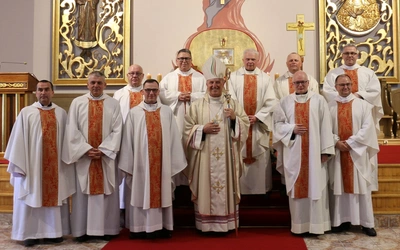 Księża jubilaci z bp. Markiem Solarczykiem.