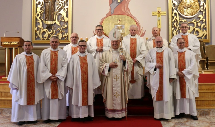 Księża jubilaci z bp. Markiem Solarczykiem.