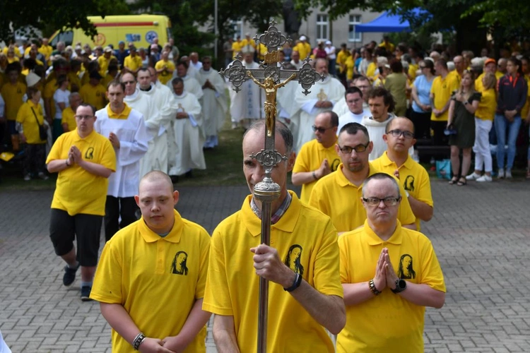 Pielgrzymka osób chorych i z niepełnosprawnością do Rokitna