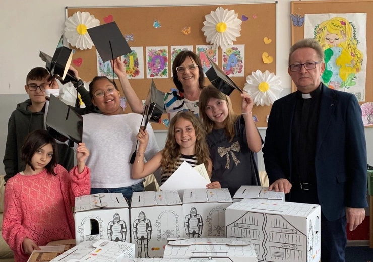 Ks. Jacek Kucharski wręczał dyplomy i upominki.