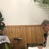Podczas nabożeństwa odczytywane są intencje wiernych.