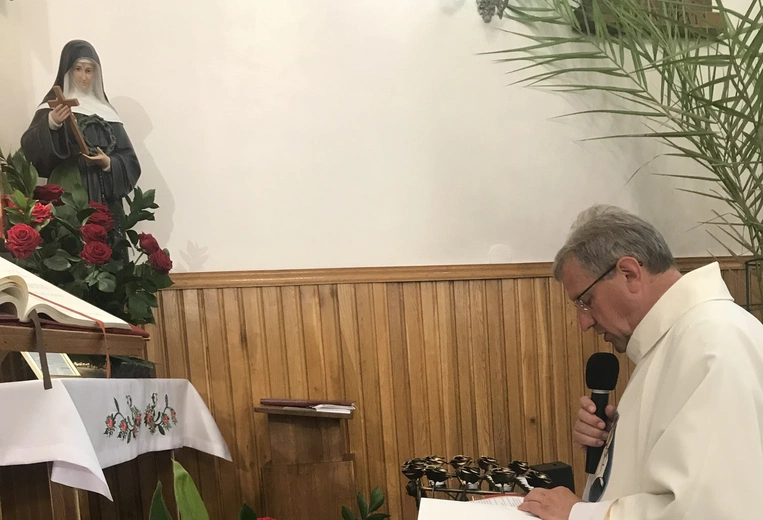 Podczas nabożeństwa odczytywane są intencje wiernych.