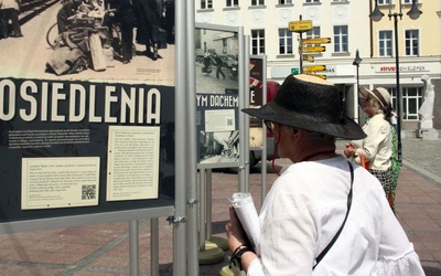 Wystawa "Przesiedlone życia. Zachowane tożsamości" 