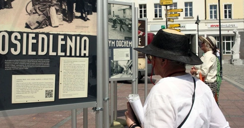 Wystawa "Przesiedlone życia. Zachowane tożsamości" 