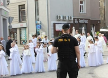Podczas długiego weekendu na drogach więcej policji