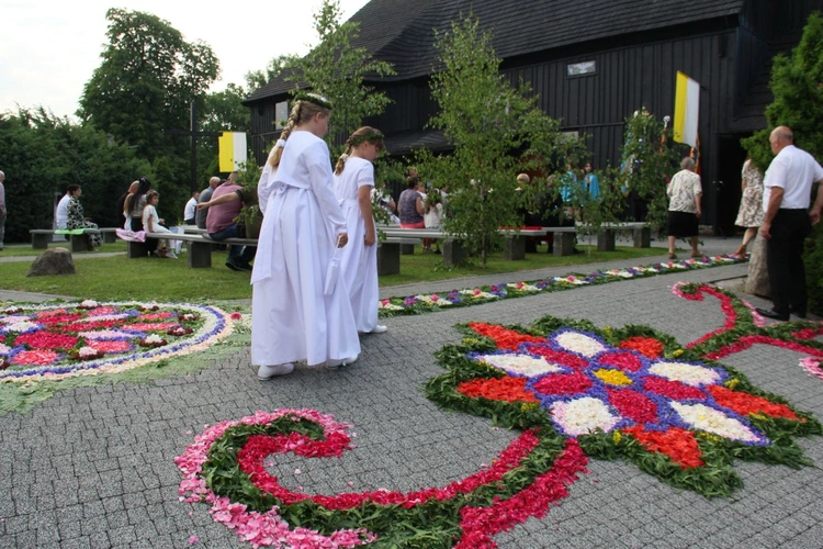 Procesja Bożego Ciała po kwietnym dywanie w Zimnej Wódce