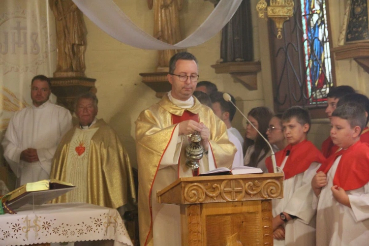 Procesja Bożego Ciała po kwietnym dywanie w Zimnej Wódce
