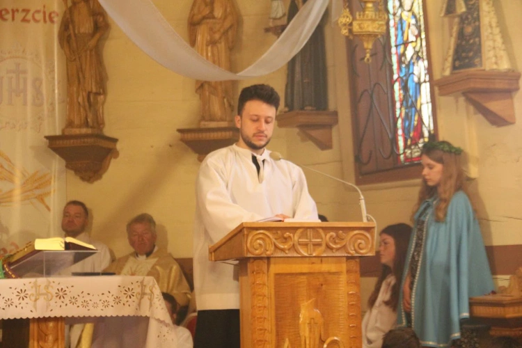 Procesja Bożego Ciała po kwietnym dywanie w Zimnej Wódce
