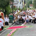 Procesja Bożego Ciała po kwietnym dywanie w Zimnej Wódce