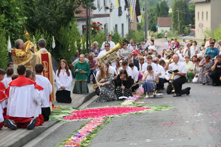 Procesja Bożego Ciała po kwietnym dywanie w Zimnej Wódce