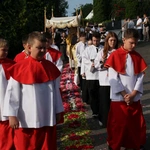 Procesja Bożego Ciała po kwietnym dywanie w Zimnej Wódce