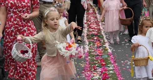 Procesja Bożego Ciała po kwietnym dywanie w Zimnej Wódce
