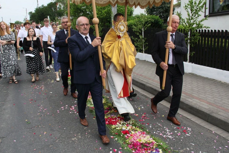 Procesja Bożego Ciała po kwietnym dywanie w Zimnej Wódce