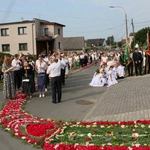 Procesja Bożego Ciała po kwietnym dywanie w Zimnej Wódce