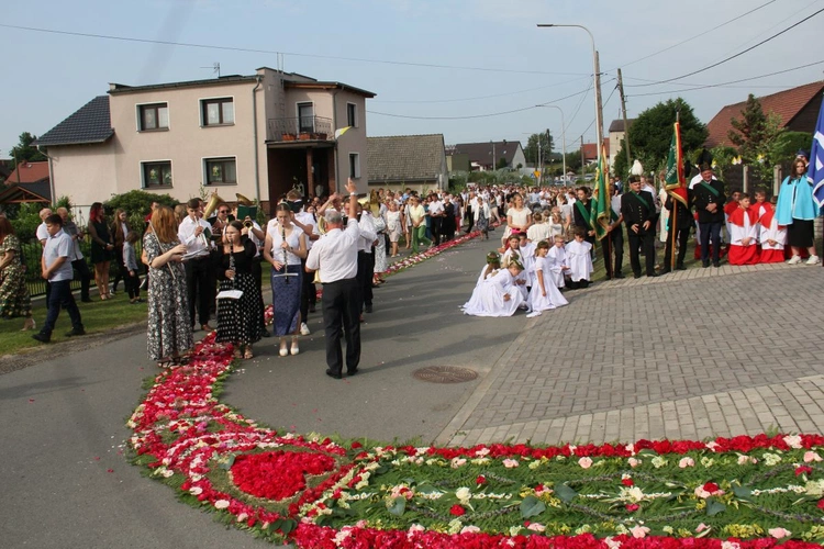 Procesja Bożego Ciała po kwietnym dywanie w Zimnej Wódce