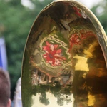 Procesja Bożego Ciała po kwietnym dywanie w Zimnej Wódce