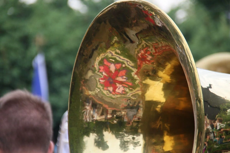 Procesja Bożego Ciała po kwietnym dywanie w Zimnej Wódce