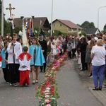 Procesja Bożego Ciała po kwietnym dywanie w Zimnej Wódce
