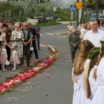 Procesja Bożego Ciała po kwietnym dywanie w Zimnej Wódce