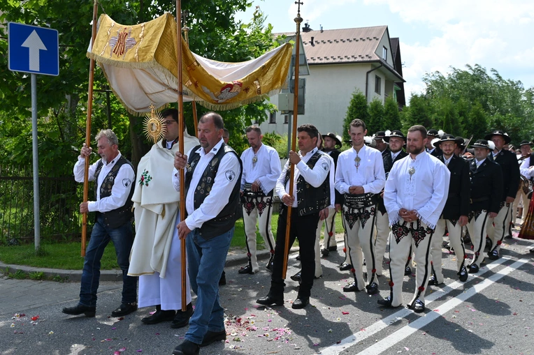 Z Najświętszym Sakramentem od ronda do ronda